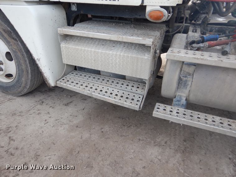 image for item DH5092 2008 Freightliner Columbia semi truck