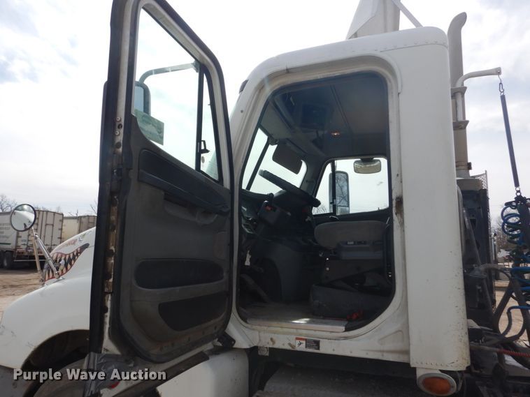 image for item DH5092 2008 Freightliner Columbia semi truck