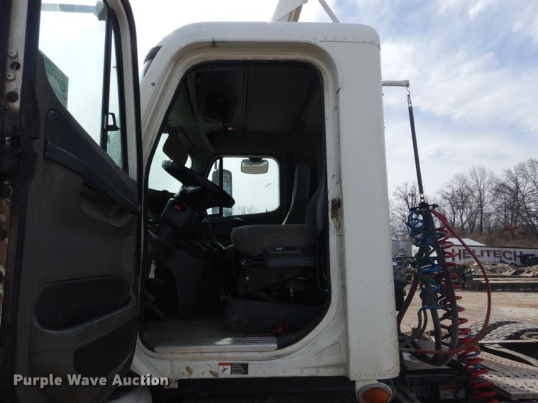 image for item DH5092 2008 Freightliner Columbia semi truck