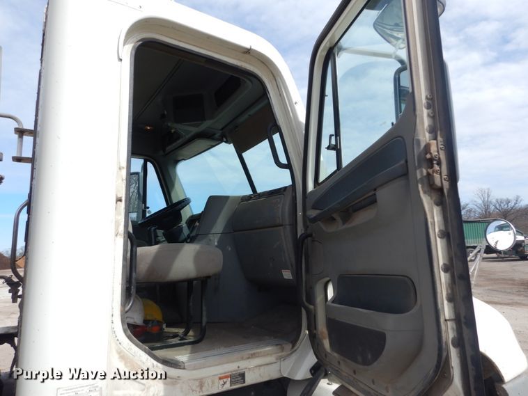 image for item DH5092 2008 Freightliner Columbia semi truck