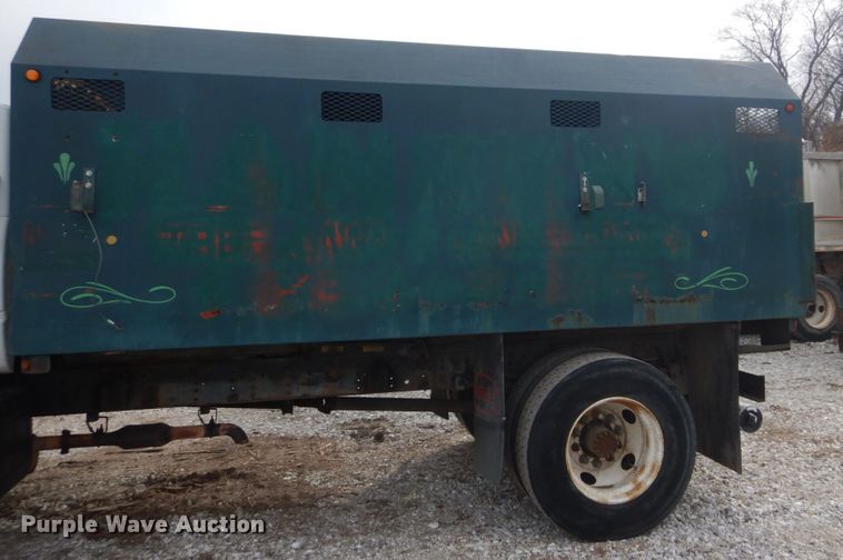 image for item DH5093 1999 GMC C6500 chip bed truck