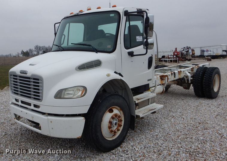 image for item DH6478 2005 Freightliner M2 truck cab and chassis