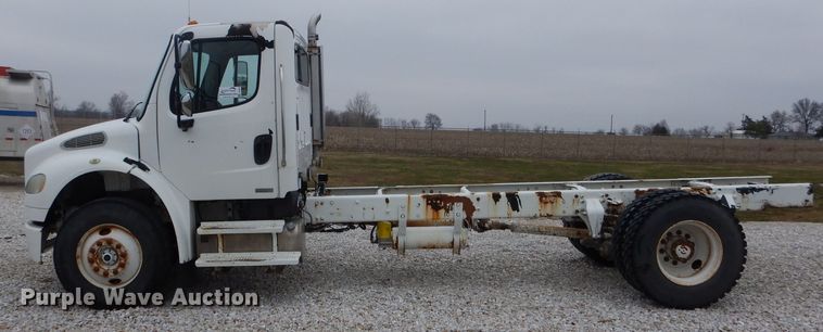 image for item DH6478 2005 Freightliner M2 truck cab and chassis