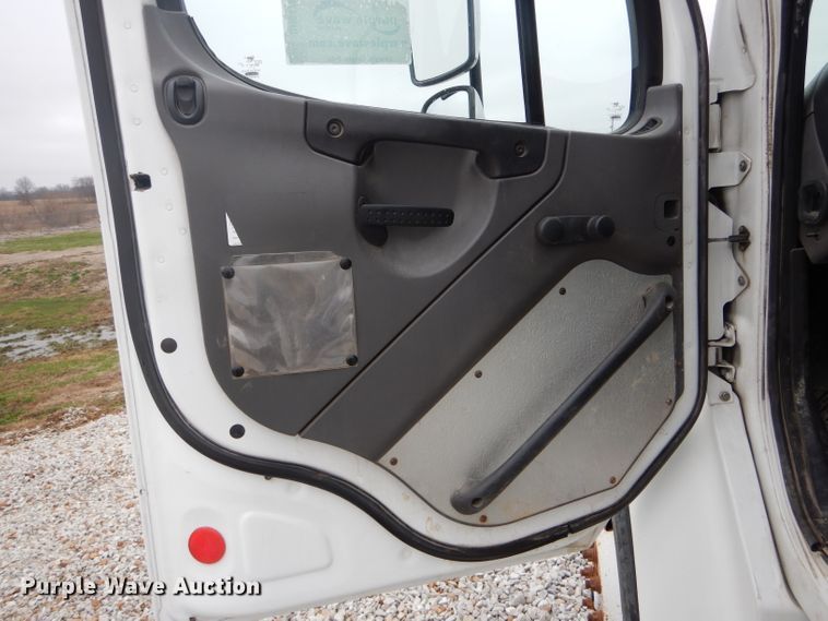 image for item DH6478 2005 Freightliner M2 truck cab and chassis