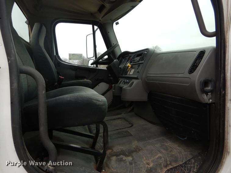 image for item DH6478 2005 Freightliner M2 truck cab and chassis