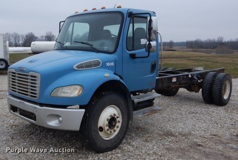 image for item DH6482 2004 Freightliner M2 truck cab and chassis