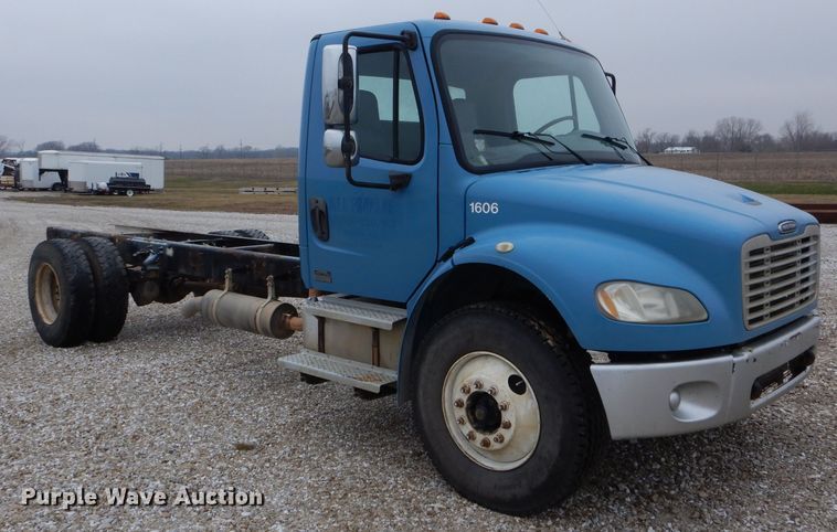 image for item DH6482 2004 Freightliner M2 truck cab and chassis