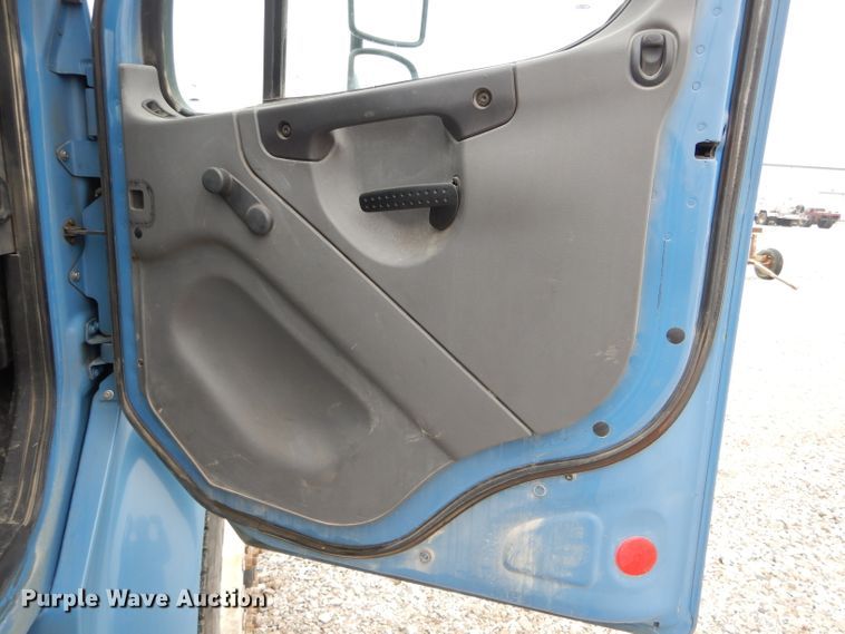 image for item DH6482 2004 Freightliner M2 truck cab and chassis