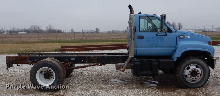 image for item DH6483 2000 GMC C7500 truck cab and chassis