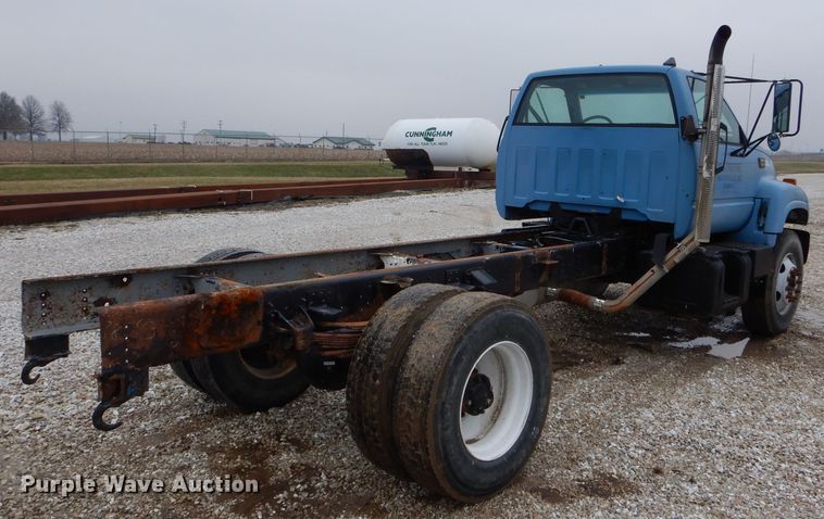 image for item DH6483 2000 GMC C7500 truck cab and chassis