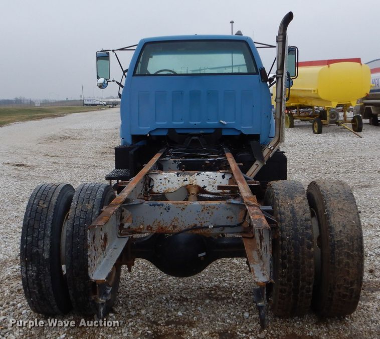 image for item DH6483 2000 GMC C7500 truck cab and chassis