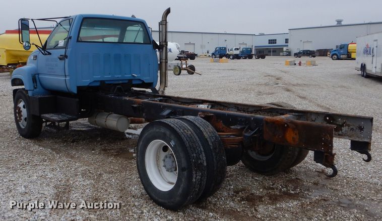 image for item DH6483 2000 GMC C7500 truck cab and chassis