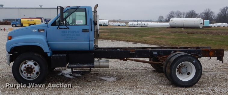 image for item DH6483 2000 GMC C7500 truck cab and chassis