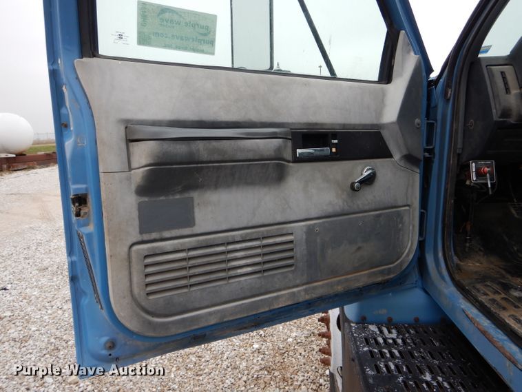 image for item DH6483 2000 GMC C7500 truck cab and chassis