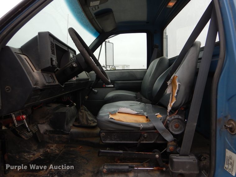 image for item DH6483 2000 GMC C7500 truck cab and chassis