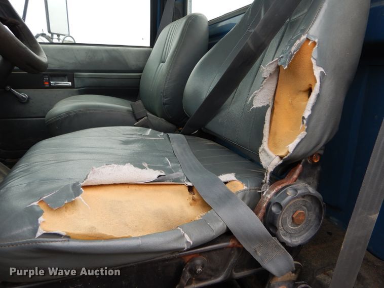 image for item DH6483 2000 GMC C7500 truck cab and chassis