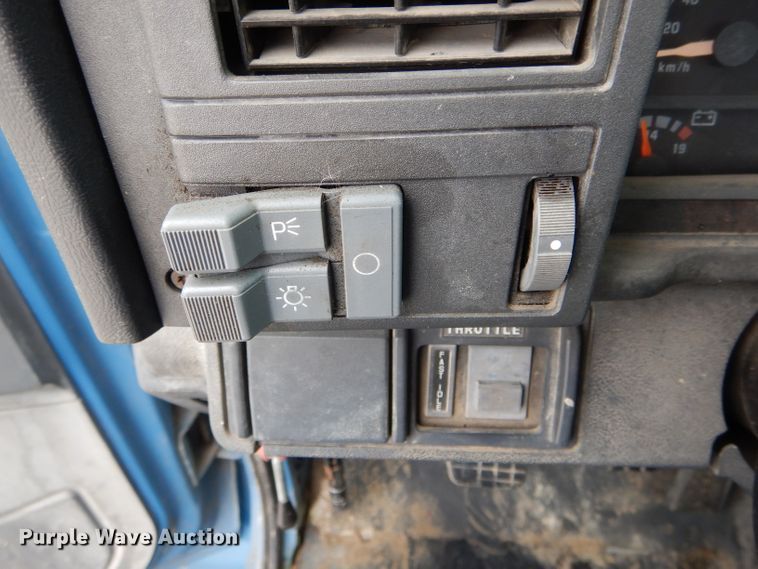 image for item DH6483 2000 GMC C7500 truck cab and chassis