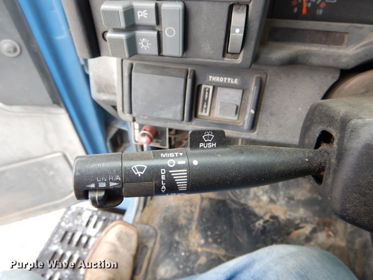 image for item DH6483 2000 GMC C7500 truck cab and chassis