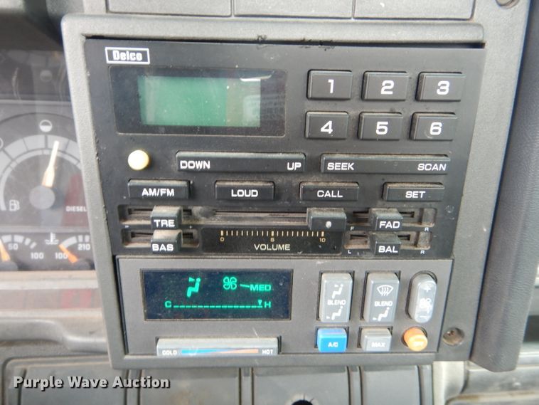 image for item DH6483 2000 GMC C7500 truck cab and chassis