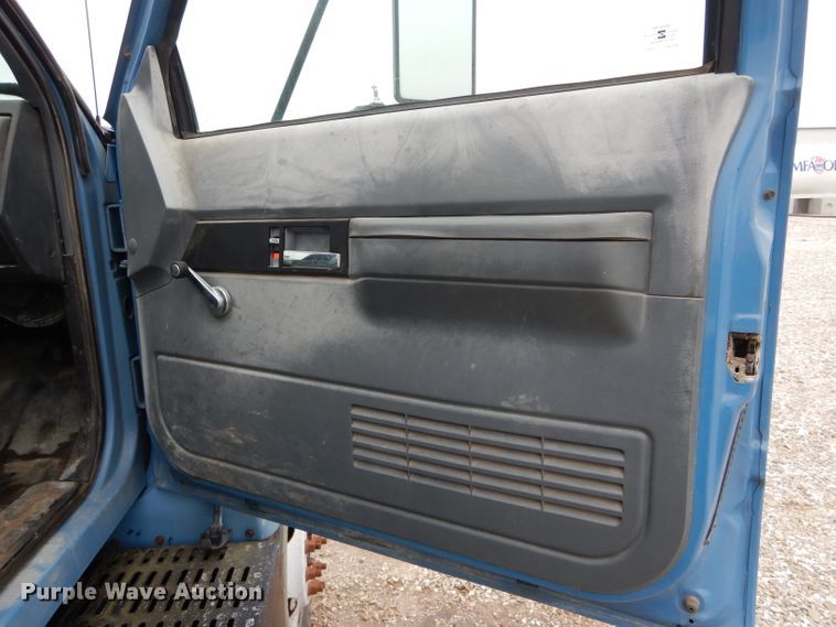 image for item DH6483 2000 GMC C7500 truck cab and chassis