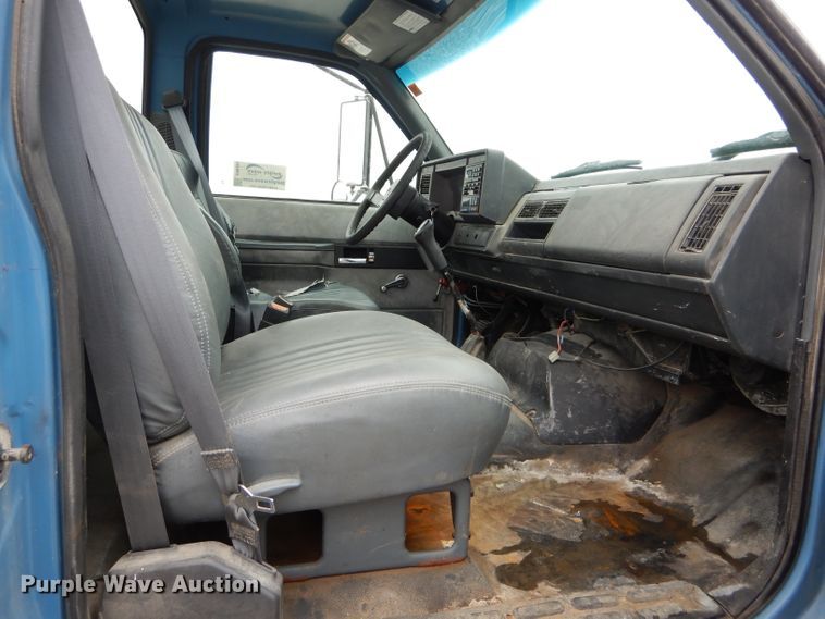 image for item DH6483 2000 GMC C7500 truck cab and chassis