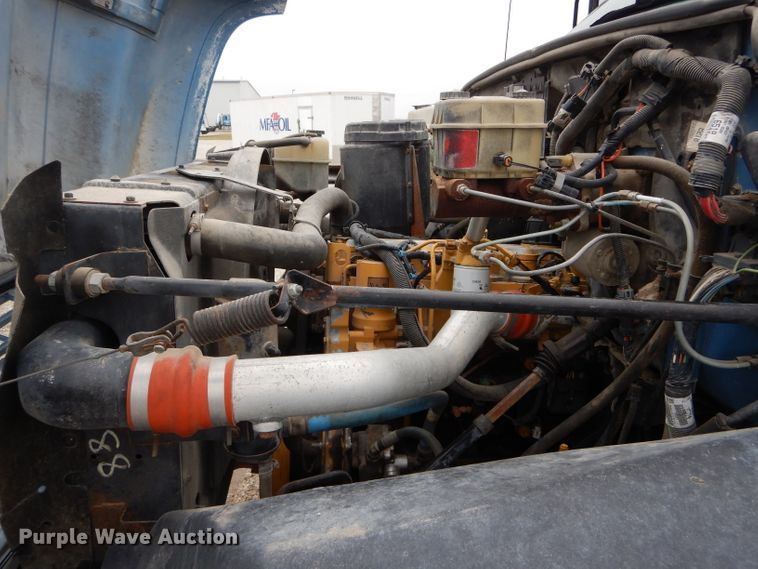 image for item DH6483 2000 GMC C7500 truck cab and chassis