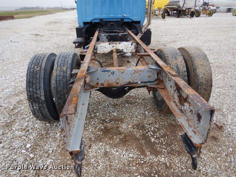 image for item DH6483 2000 GMC C7500 truck cab and chassis