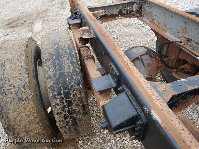 image for item DH6483 2000 GMC C7500 truck cab and chassis