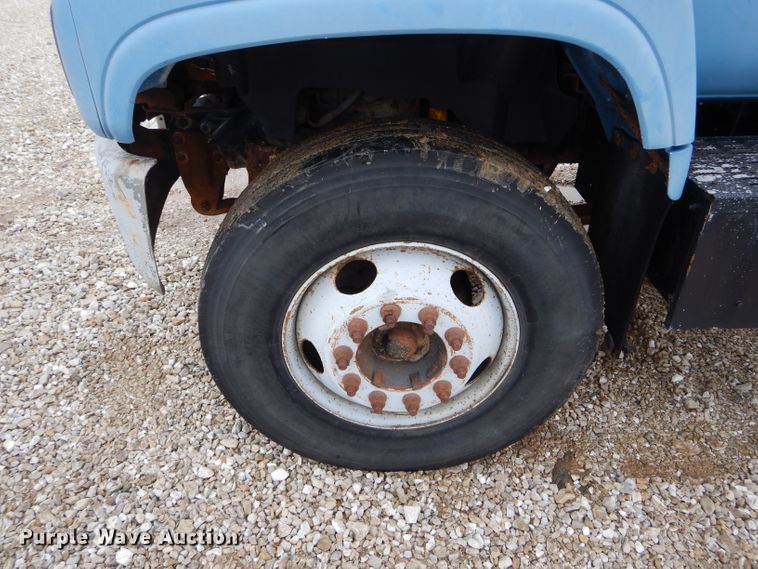 image for item DH6483 2000 GMC C7500 truck cab and chassis