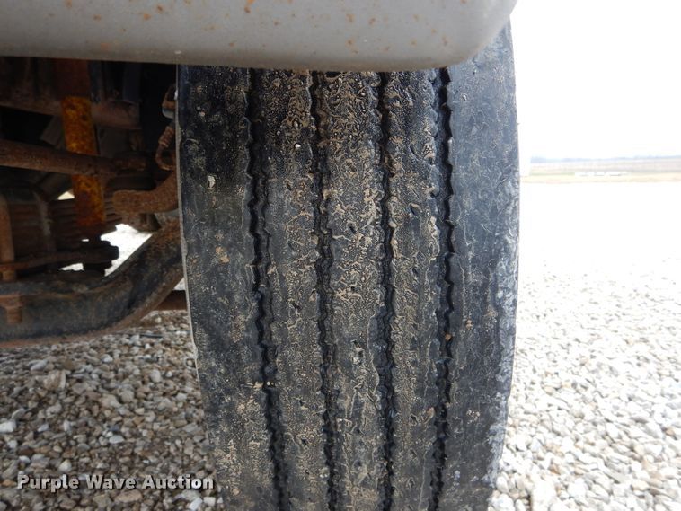 image for item DH6483 2000 GMC C7500 truck cab and chassis