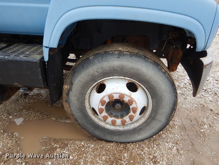 image for item DH6483 2000 GMC C7500 truck cab and chassis