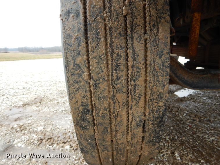 image for item DH6483 2000 GMC C7500 truck cab and chassis