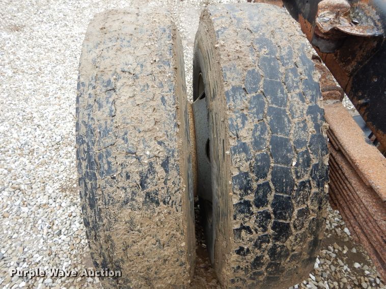 image for item DH6483 2000 GMC C7500 truck cab and chassis