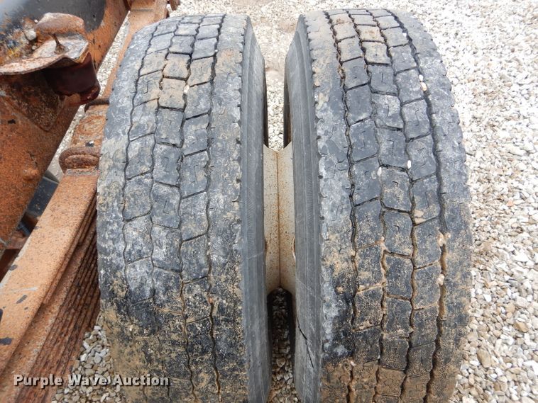 image for item DH6483 2000 GMC C7500 truck cab and chassis