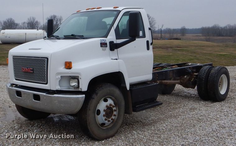 image for item DH6484 2008 GMC C7500 truck cab and chassis