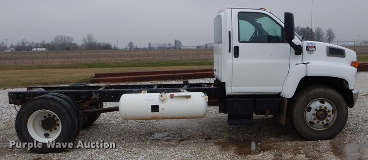 image for item DH6484 2008 GMC C7500 truck cab and chassis