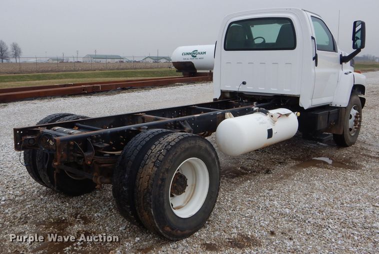 image for item DH6484 2008 GMC C7500 truck cab and chassis