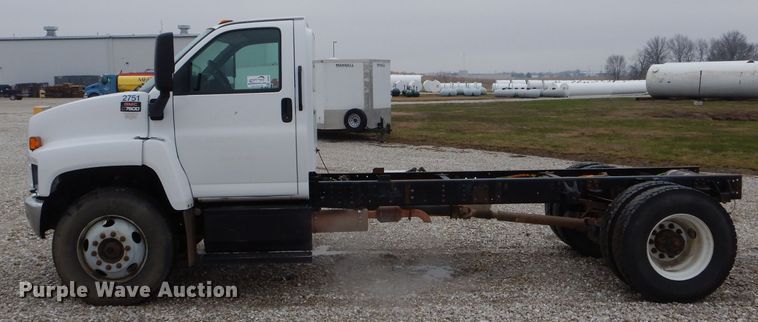 image for item DH6484 2008 GMC C7500 truck cab and chassis