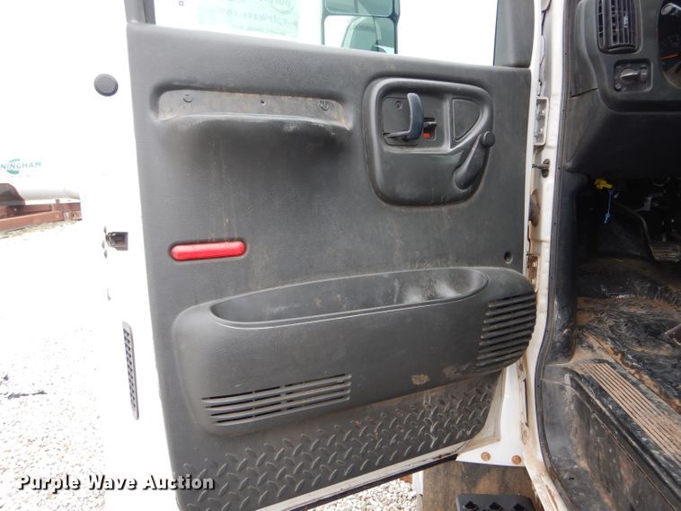 image for item DH6484 2008 GMC C7500 truck cab and chassis