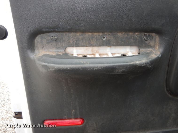 image for item DH6484 2008 GMC C7500 truck cab and chassis