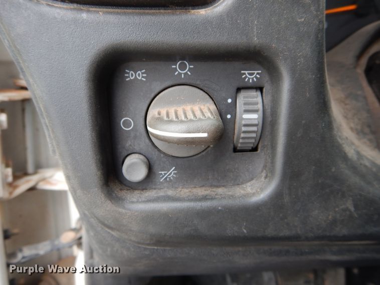 image for item DH6484 2008 GMC C7500 truck cab and chassis