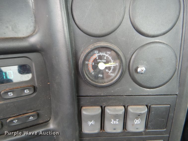 image for item DH6484 2008 GMC C7500 truck cab and chassis