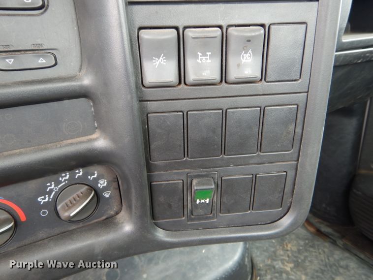 image for item DH6484 2008 GMC C7500 truck cab and chassis