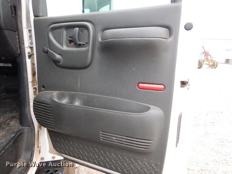 image for item DH6484 2008 GMC C7500 truck cab and chassis