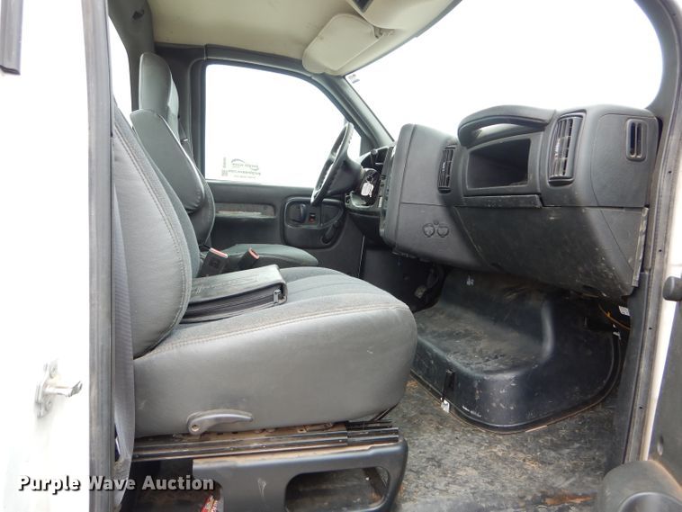 image for item DH6484 2008 GMC C7500 truck cab and chassis