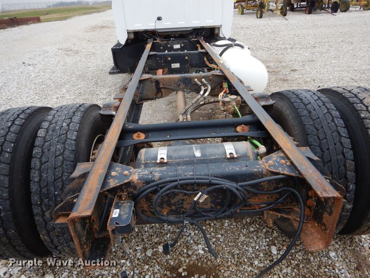 image for item DH6484 2008 GMC C7500 truck cab and chassis