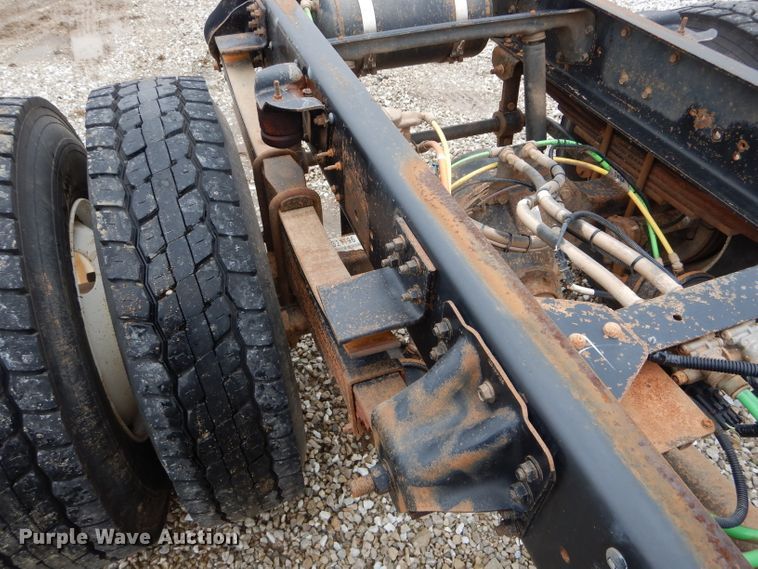 image for item DH6484 2008 GMC C7500 truck cab and chassis