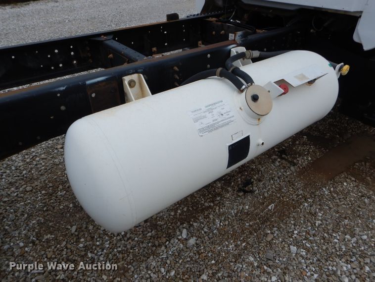 image for item DH6484 2008 GMC C7500 truck cab and chassis