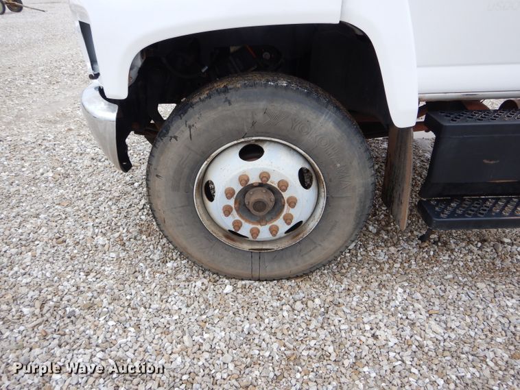 image for item DH6484 2008 GMC C7500 truck cab and chassis