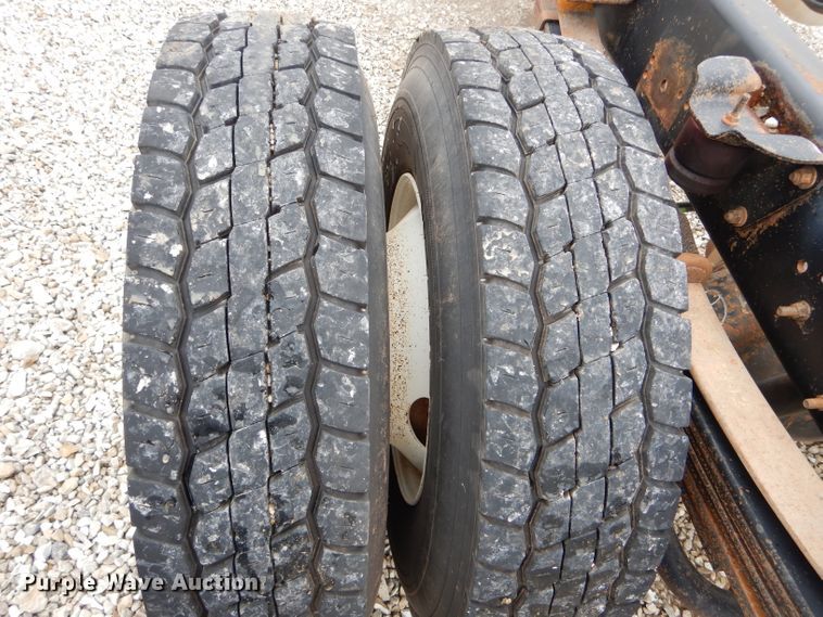 image for item DH6484 2008 GMC C7500 truck cab and chassis